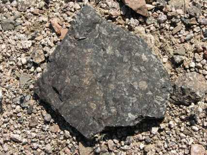 1. Такие камни лежат на Трехножке в Чорух-Дайроне.